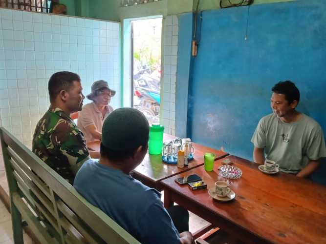 Sertu Dumen Siregar Babinsa Koramil 06/Cerenti Manfaatkan Kedai Kopi guna laksanakan Komsos