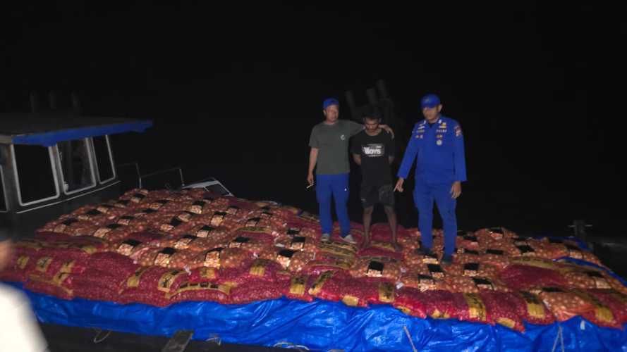 Sat Pol Airud Polres Pelalawan, Berhasil Menggagalkan Kapal yang Membawa Bawang Ilegal Seberat 19,5 Ton