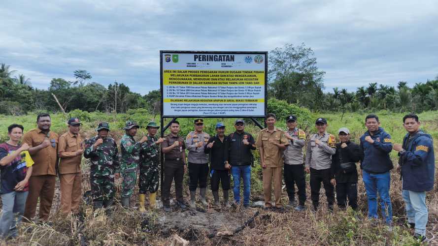 Polres Inhil Pasang Papan Plang Peringatan Karhutla di Kelurahan Tanjung Pidada