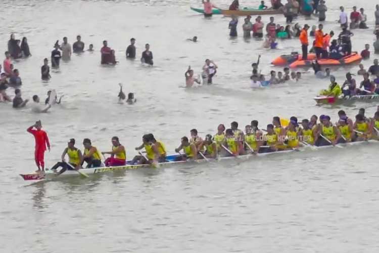Bintang Emas Cahaya Intan 2023 Raih Juara Pacu Jalur 2025