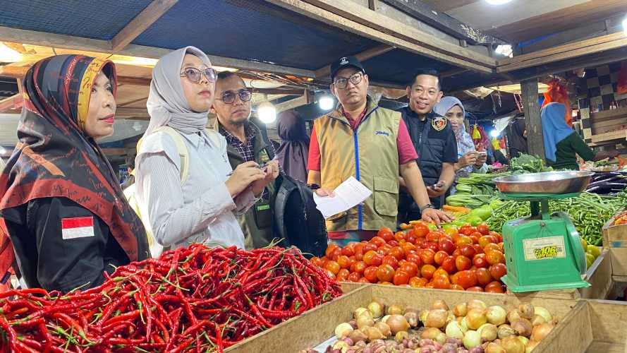 Kepala Perum Bulog Kantor Cabang Tembilahan Turun Langsung ke Pasar Slodang Kelapa, Pastikan Harga Pangan Tetap Stabil