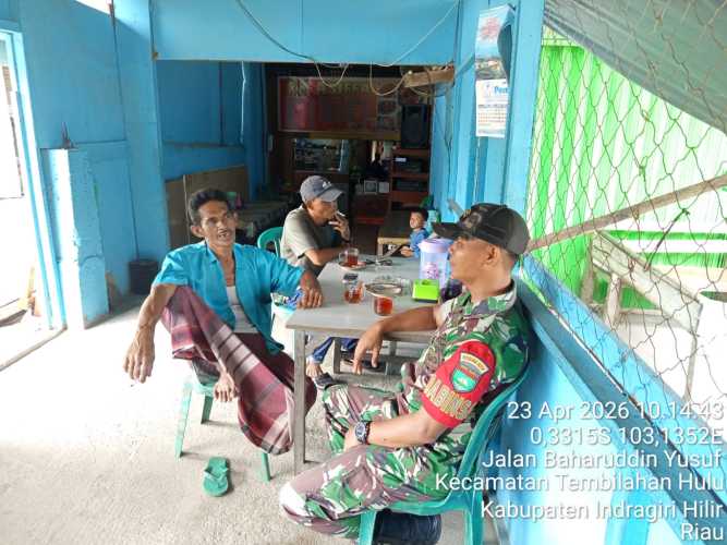 Pererat Tali Silaturahmi, Babinsa Serda Ronald Manalu Lakukan Komsos Rutin di Kelurahan Tembilahan Hulu