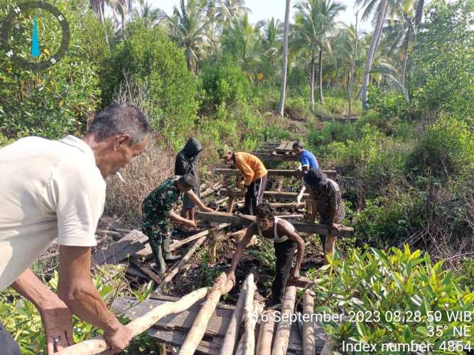 Babinsa Menjaga Prasarana Umum Agar Tetap Berfungsi