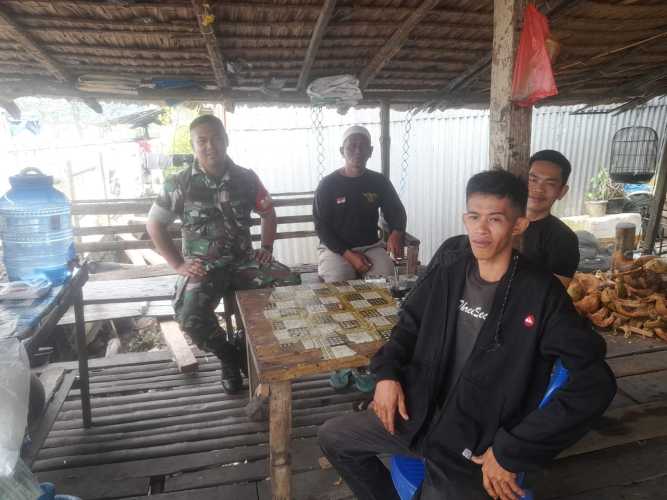 Babinsa Koramil 01/Tbh Ajak Warga Sungai Intan Jaga Ketertiban Selama Ramadhan