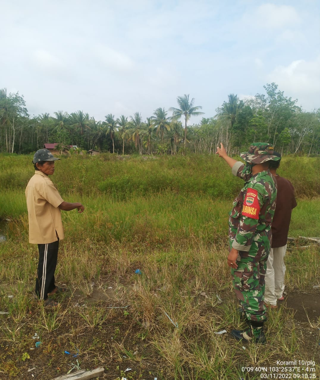 Koptu J.Manurung Babinsa Koramil 10/Pulau Bersihkan Wilayahnya dari Titik Api