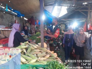 Serda Suratno Babinsa Koramil 01/Tembilahan Berikan Pengarahan Kepada Pedagang Pasar Rakyat