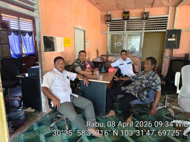 Babinsa Pulau Burung Gelar Rembuk Bersama Perangkat Desa, Bahas Peningkatan Pelayanan Pemerintahan Sungai Danai