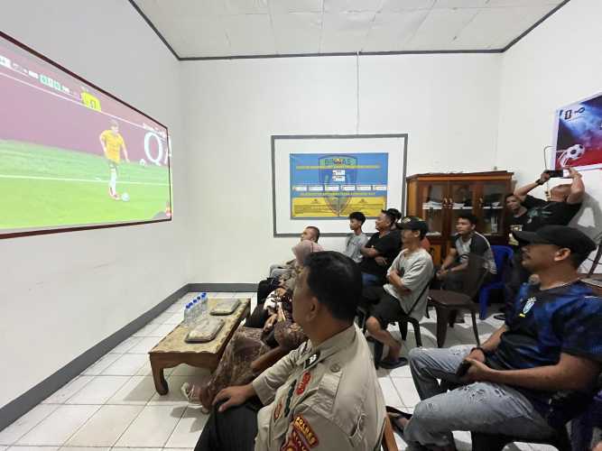 Polsek Tembilahan Hulu Gelar Nobar Piala Dunia 2026 Bersama Warga