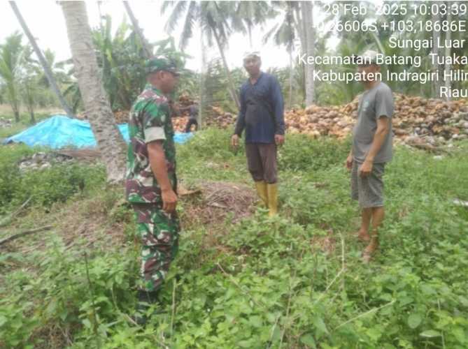 Babinsa Koramil 12/Btk Serda Syafrijon Pimpin Sosialisasi dan Patroli Karhutla di Desa Sungai Luar