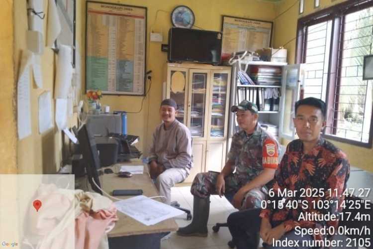 Babinsa Koramil 12/Btk Laksanakan Komsos Kampung Pancasila di Desa Sungai Dusun