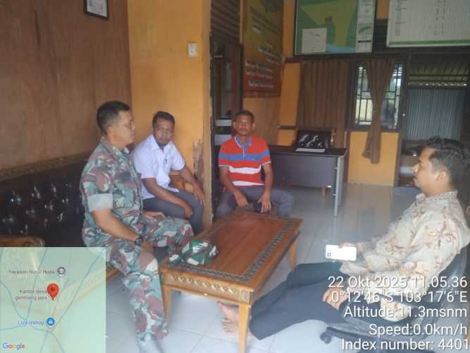 Babinsa Koramil 12/Batang Tuaka Dorong Semangat Gotong Royong di Desa Gemilang Jaya