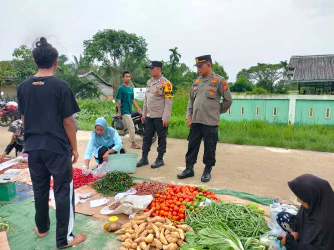 Jajaran Polsek Kempas Blusukan ke Pasar Tradisional, Sampaikan Pesan Pemilu Damai.