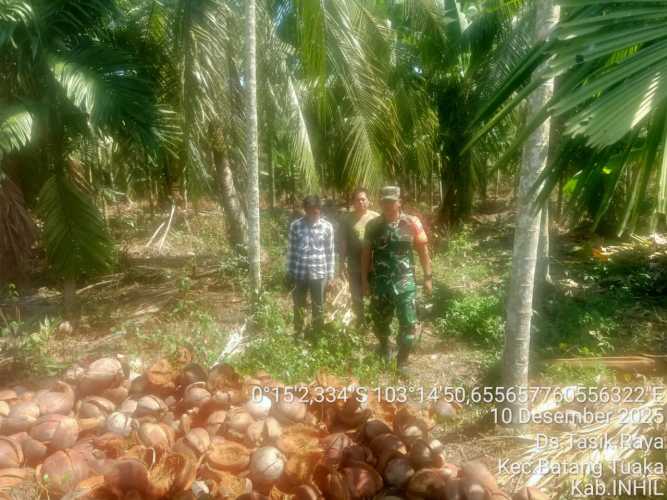 Patroli Tapal Batas Babinsa Koramil 12/Batang Tuaka Pantau Potensi Bencana Hidrometeorologi
