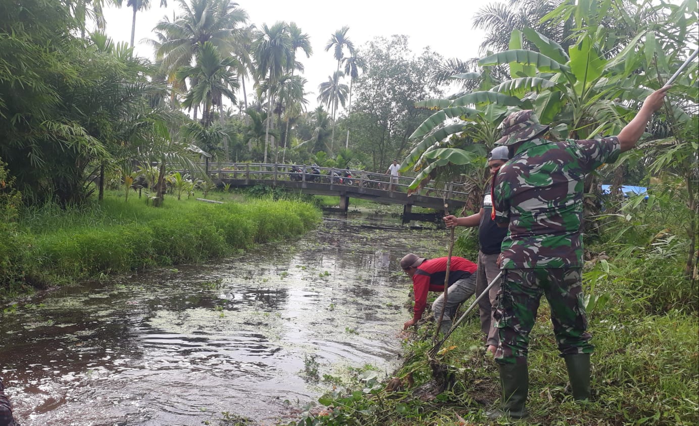 Babinsa Pekanarba  Bersama Warga Lakukan Gotong Royong