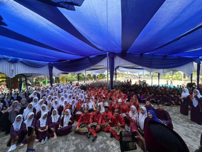 Lewat Ceramahnya, UAS Tanamkan Nilai Iman Pada Siswa SMAN 14 Pekanbaru