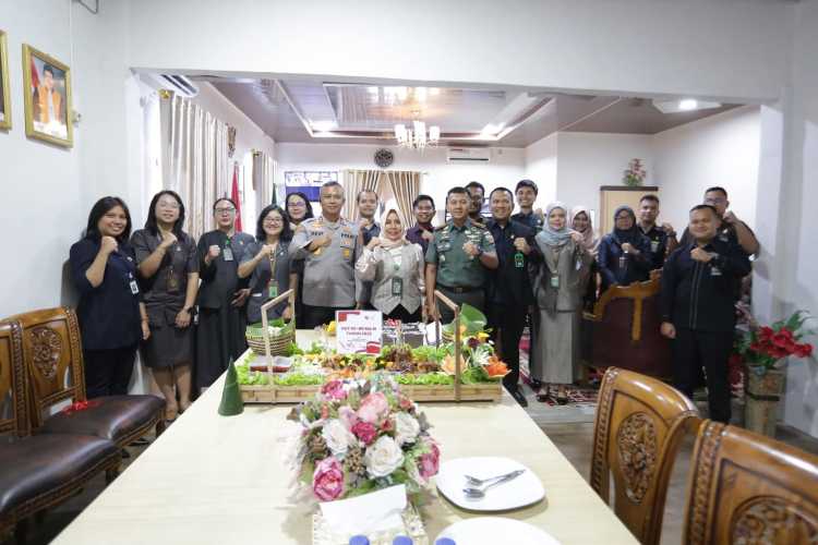 Dandim 0208 Asahan Bersama Kapolres Asahan Berikan Surprise kepada Ketua PN Kisaran dalam Rangka HUT ke-80 Mahkamah Agung RI