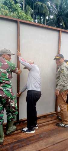 Babinsa dan Aparatur Desa Gelar Kegiatan Bedah Rumah