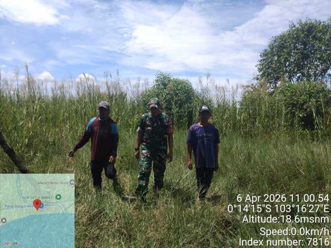 Babinsa Sertu Januar Efendi Gencarkan Patroli Tapal Batas, Gelar Maklumat Cegah Karhutla di Sungai Piring