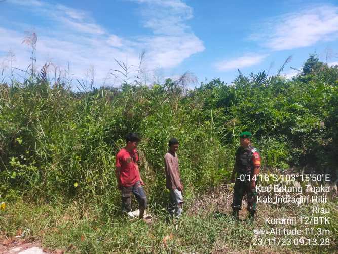 Sertu Syamsir Monitoring Karhutlah di Tengah Terik Matahari