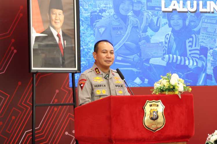 Kapolda Riau Beri Keleluasaan Anggota Antar Anak di Hari Pertama Sekolah