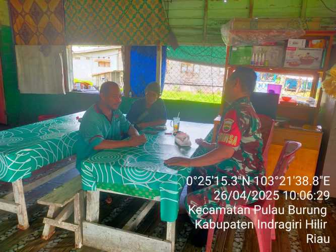 Babinsa Koramil 11/Pulau Burung Sosialisasikan UU Karhutla kepada Petani Kelapa di Desa Sri Danai Jaya