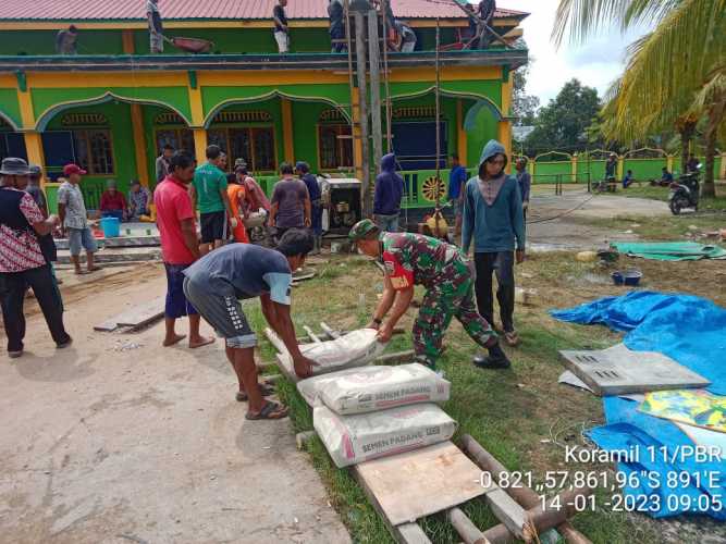 Babinsa Bersama Warga Renovasi Masjid Ar-Rahman