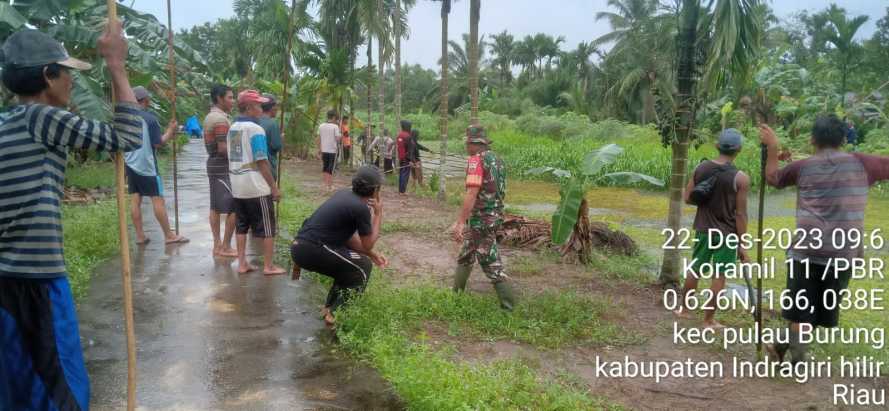 Peduli Akan Terjadinya Banjir, Babinsa Bersama Warga Goro Pembersihan Kanal.