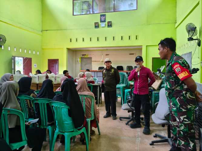 Kepala Desa Pulau Palas Serahkan Beras Bantuan Bulog kepada 260 KPM