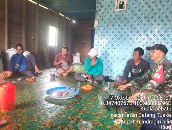 Dekati Warga Batang Tuaka, Babinsa Sertu N. Siagian Ingatkan Pentingnya Saring Informasi dan Jaga Lingkungan 5