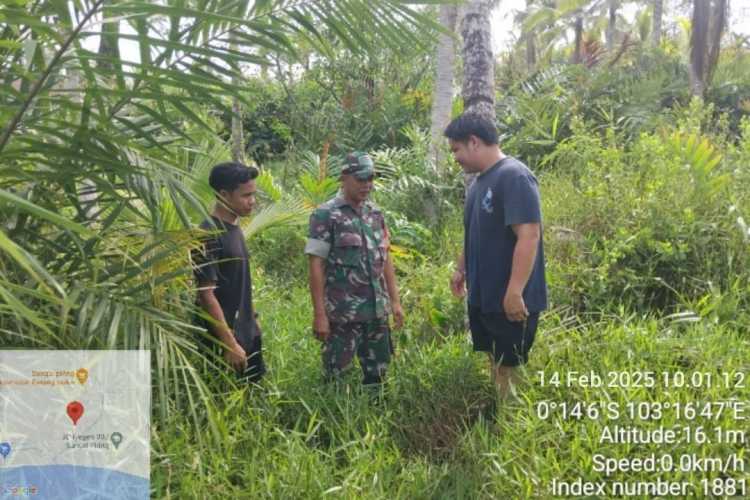 Babinsa Koramil 12/Btk Kodim 0314/Inhil Gelar Patroli dan Sosialisasi Dampak Negatif Karhutla di Kelurahan Sungai Piring