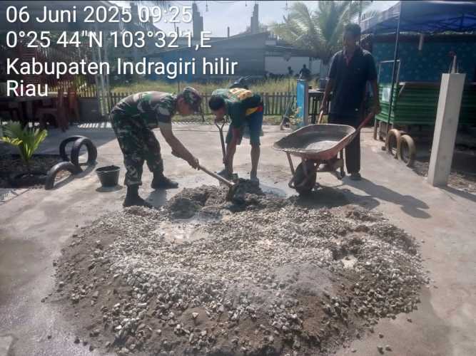Babinsa Koramil 11/Pulau Burung  Aktif Bina Warga dalam Kegiatan Gotong Royong