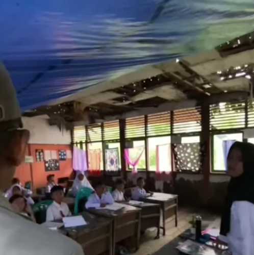 SD 004 Sungai Laut Rusak Parah, Siswa Terpaksa Belajar di Ruang Tak Layak