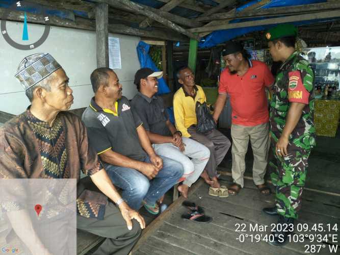 Sertu Surahman Bersama Penambang Penyeberangan