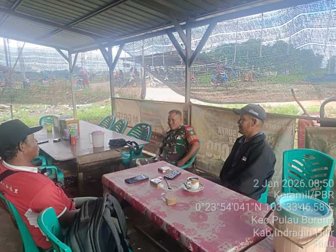 Babinsa menjalankan program kerja menjaga kebersihan lingkungan di awal tahun 2026: