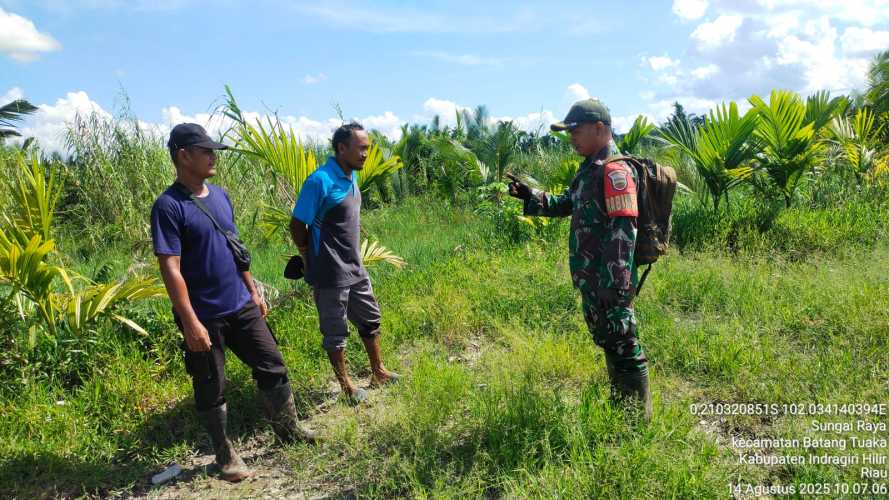Patroli dan Sosialisasi Karhutla di Desa Sungai Raya,Babinsa Koramil 12/Batang Tuaka Lakukan Langkah preventif