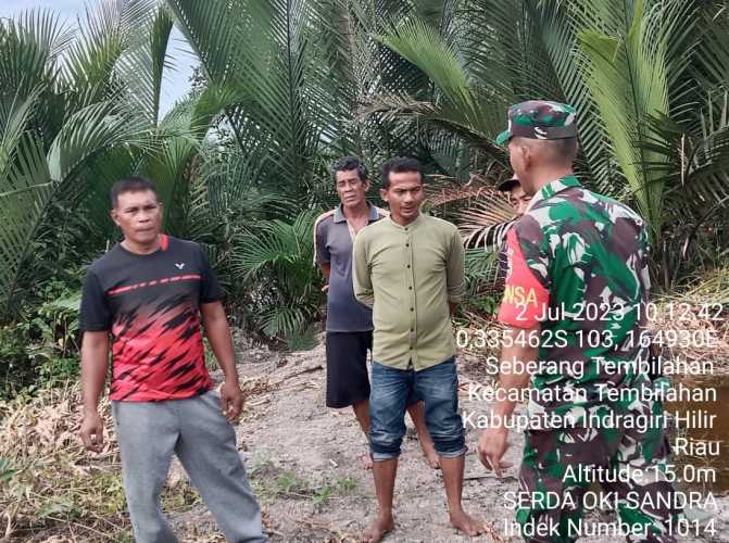 Babinsa Seberang Tembilahan Serda OKI Candra Bentuk Kelompok Peduli Api dilanjut Patroli