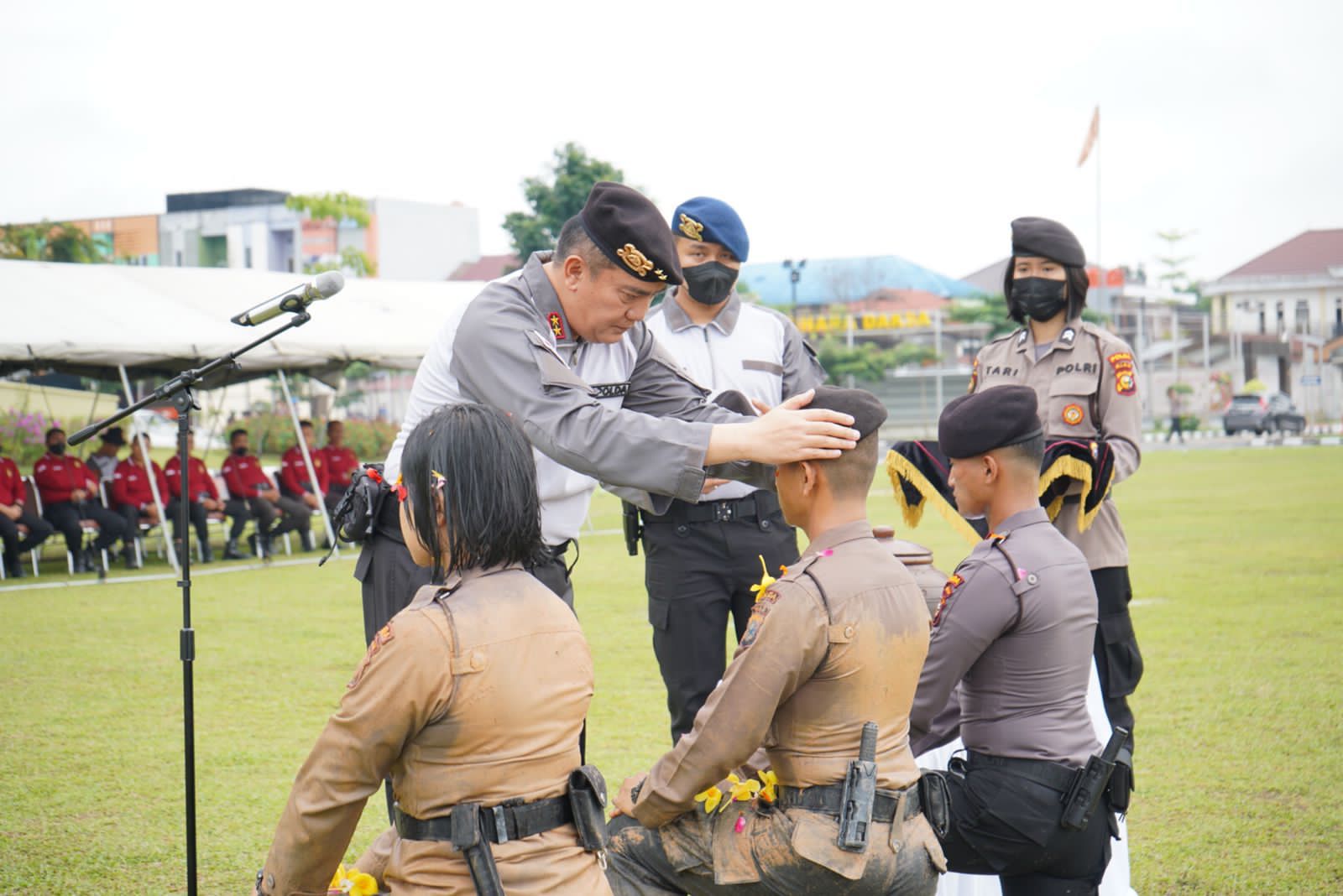 Sematkan Baret Perwira dan Bintara Remaja Ditsamapta, Kapolda Pesan Harus Jadi Polisi Sabar