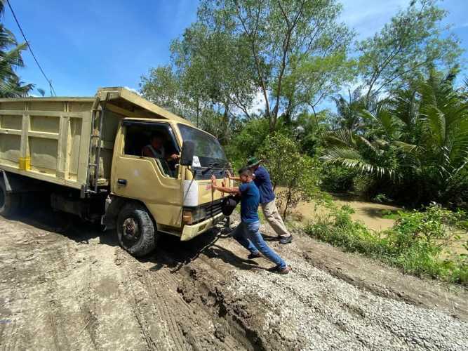 Dansatgas TMMD 124 Kodim 0208 Asahan Turun Langsung Evakuasi Truk