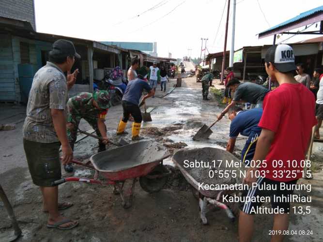 Babinsa Koramil 11/Pulau Burung Jadi Pahlawan Jalanan, Gotong Royong Membangun Akses Masyarakat dengan Semangat Membara