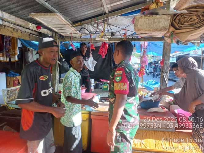 Babinsa Mandah menjaga Kamtibmas saat libur Natal
