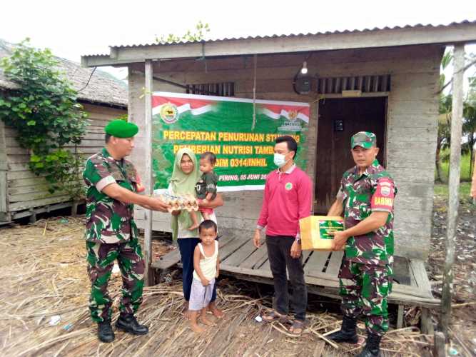 Tekan Angka Stunting diwilayahnya,Babinsa Koramil 12/Batang Tuaka Berikan Nutrisi Tambahan Bagi Penderita