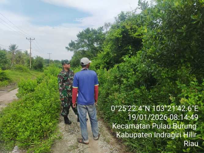 Babinsa Sri Danai gelar patroli tapal batas terpadu
