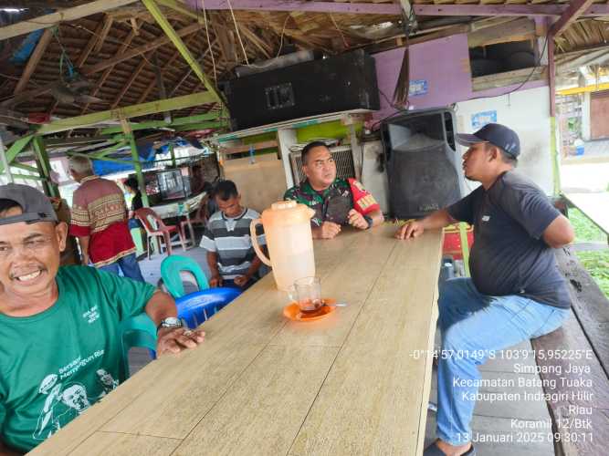 Babinsa Simpang Jaya Gelar Komsos, Fokus Kebersihan dan Keamanan