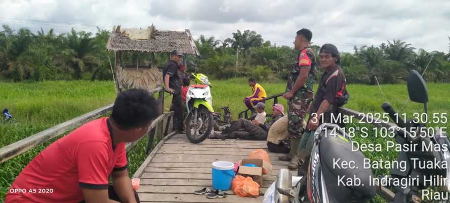 Babinsa Koramil 12/Batang Tuaka Berikan Bantuan Kepada Masyarakat Desa Pasir Mas