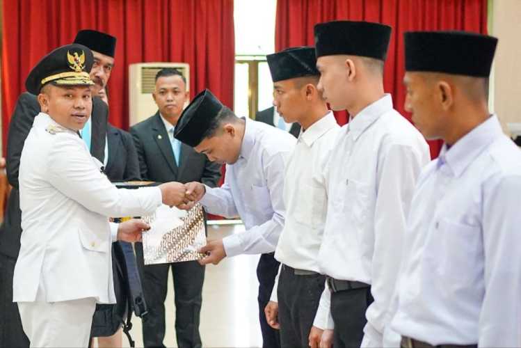 Gubri Wahid Serahkan Remisi Umum dan Dasawarsa Bagi Narapidana Serta Anak Binaan