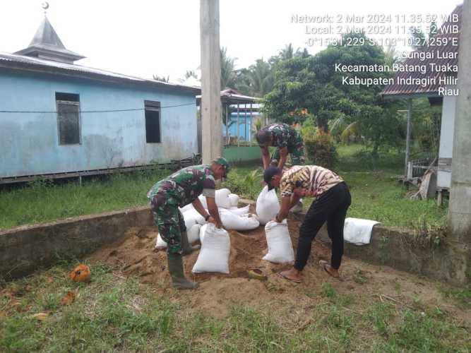 Personil Koramil 12/Batang Tuaka Melanjutkan Karya Bakti TNI Penimbunan Musholla