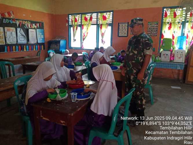 Babinsa Sertu Anton Awasi Program MBG di Wilayah Binaannya