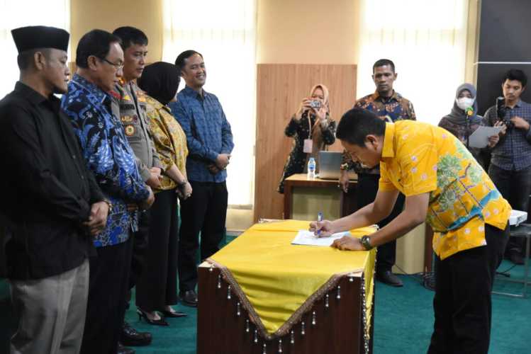 Dinkes Inhil dan Seluruh OPD Lakukan Penandatanganan Komitmen Bersama Percepatan UHC (Universal Helath Coverage)Kabupaten Indragiri Hilir.