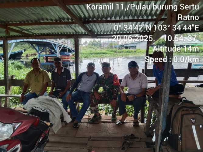 Babinsa Koramil 11/Pulau Burung Laksanakan Komsos di Pelabuhan, Ingatkan Safety Riding dan Kamtibmas