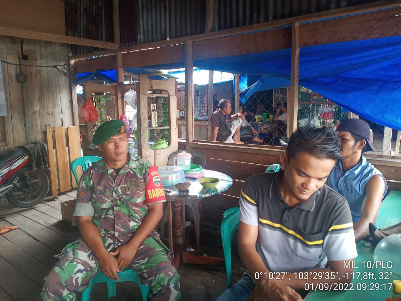 Kopda J.Manurung Babinsa Koramil 10/Pelangiran Lakukan Konseling Kepada Penambang Pompong